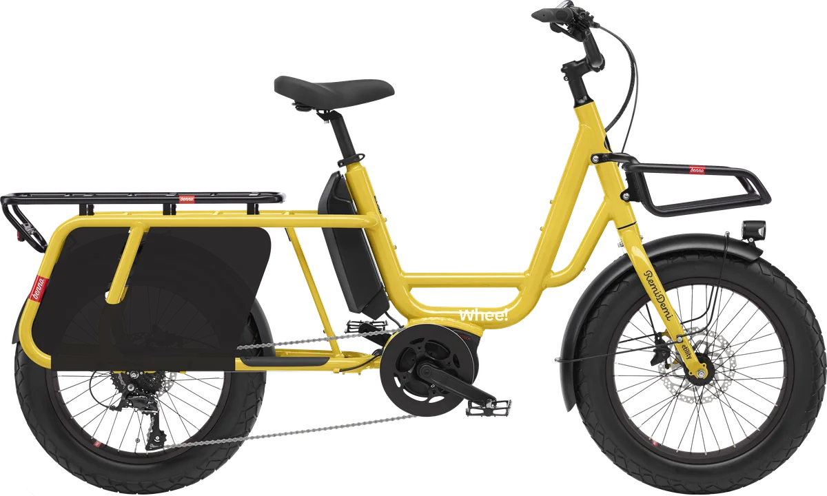 En grå Midtail cargobike av type RemiDemi XL med Whee!-logo. Sykkelen har avrundede former, lavt innsteg og små hjul med brede dekk.